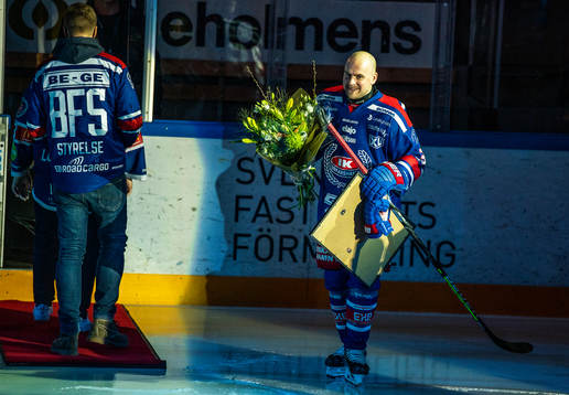 Oskarshamns Nichlas Torp får pris av Blue Front Support