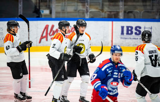 Brynäs Adam Pettersson jublar med lagkamrater