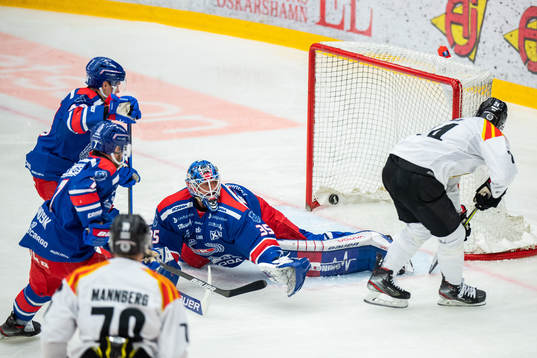 Brynäs Emil Molin gör 2-2 bakom Oskarshamns målvakt Joe