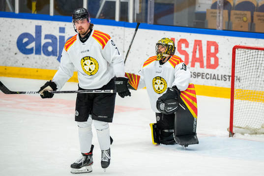 Brynäs målvakt Samuel Ersson och Marcus Björk deppar