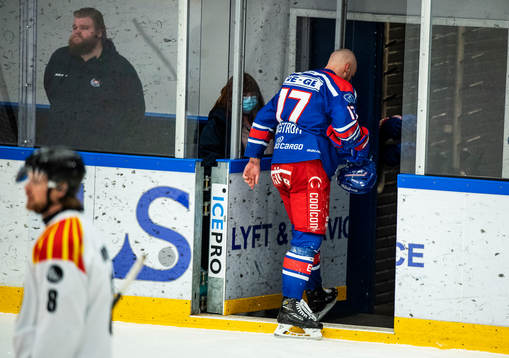 Oskarshamns Jonas Engström lämnar isen blödande