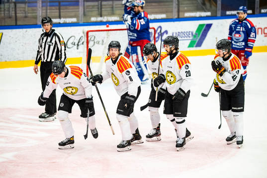 Brynäs Jadeon Descheneau jublar med lagkamrater