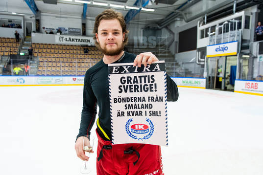 Oskarshamns Oliver Larsen med en löpsedel