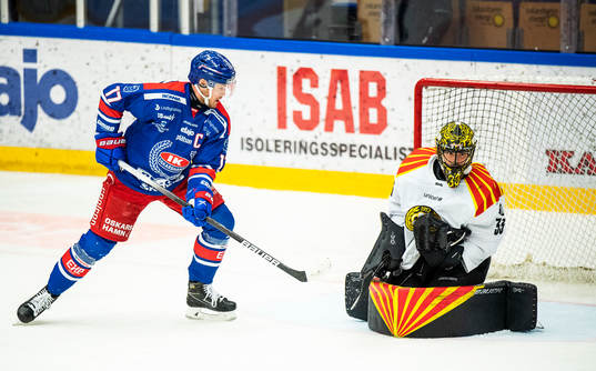 Oskarshamns Jonas Engström och Brynäs målvakt Samuel