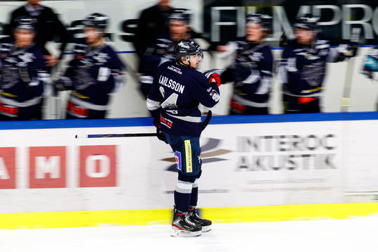 Karlskogas Linus Karlsson jublar