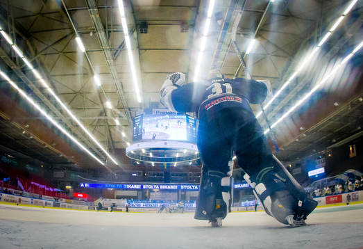Karlskogas målvakt Tim Juel jublar vid segern