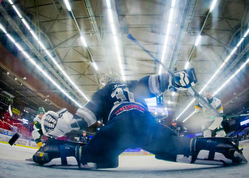Björklövens Olle Liss gör 0-2 på Karlskogas målvakt