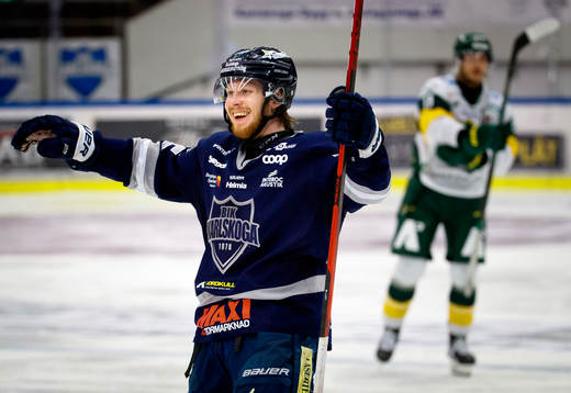 Karlskogas Arvid Aronsson jublar vid 4-3 och Björklövens