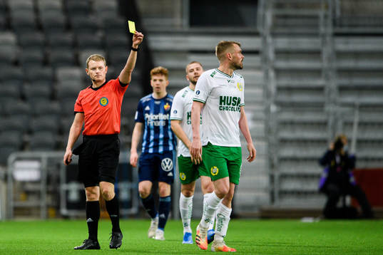 Hammarbys Mads Fenger Nielsen får en varning av domare