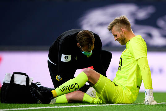 Hammarbys målvakt David Ousted får vård