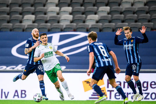 Hammarbys Astrit Selmani i en kamp mot Djurgårdens Magnus