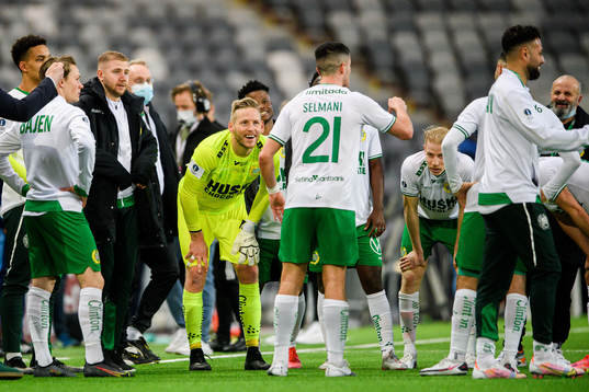 Hammarbys målvakt David Ousted och Gustav Ludwigson jublar