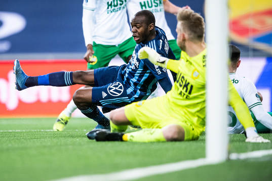 Djurgårdens Edward Chilufya och Hammarbys målvakt David