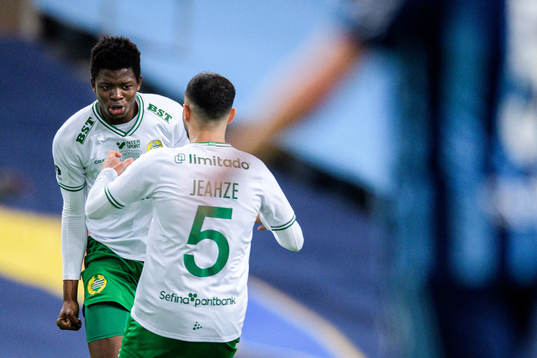 Hammarbys Aziz Ouattara Mohammed och Mohanad Jeahze jublar