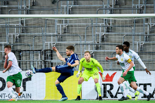 Djurgårdens Jacob Une Larsson oroar framför Hammarbys