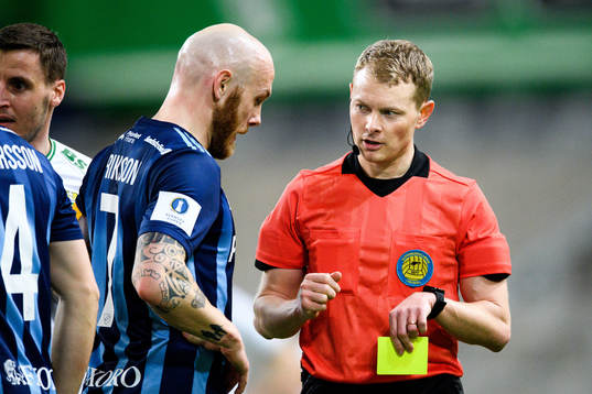 Djurgårdens Magnus Eriksson och domare Fredrik Klitte