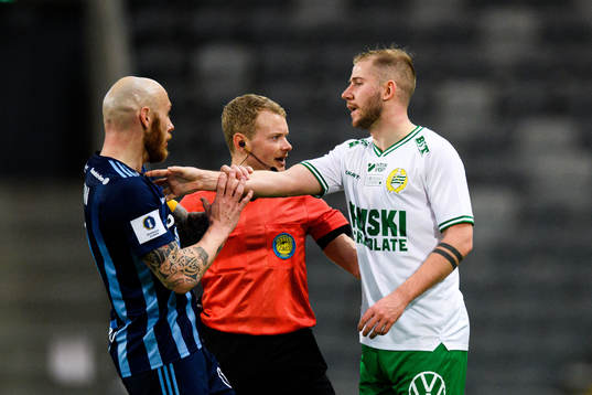 Djurgårdens Magnus Eriksson , domare Fredrik Klitte och