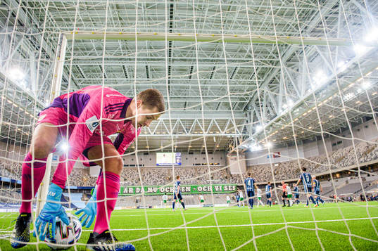 Djurgårdens målvakt Aleksandr Vasyutin deppar