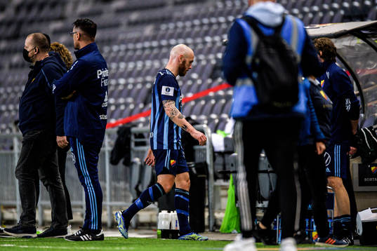 Djurgårdens Magnus Eriksson lämnar planen