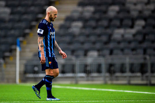 Djurgårdens Magnus Eriksson lämnar planen