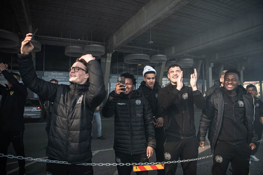 Hammarbys Astrit Selmani mfl tackar supportrar som tagit