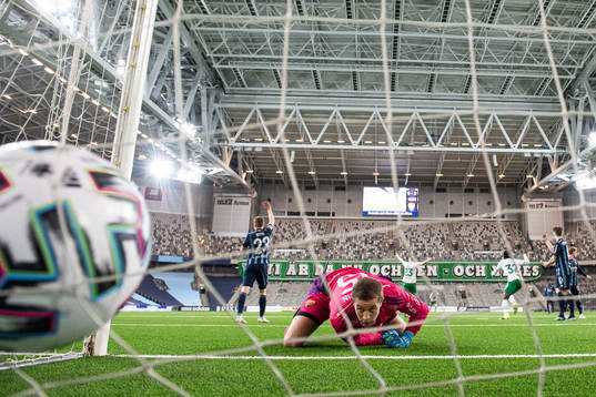 Djurgårdens målvakt Aleksandr Vasyutin ser bollen gå i
