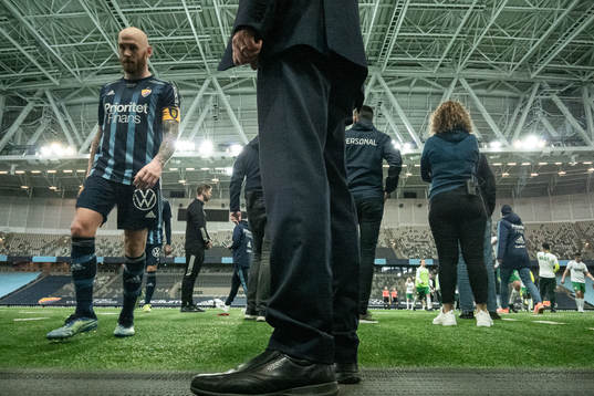 Djurgårdens Magnus Eriksson lämnar planen