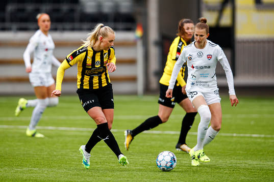 Häckens Stina Blackstenius och Rosengårds Emma Berglund