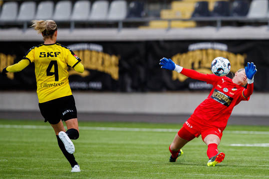 Häckens målvakt Jennifer Falk räddar skott med ansiktet