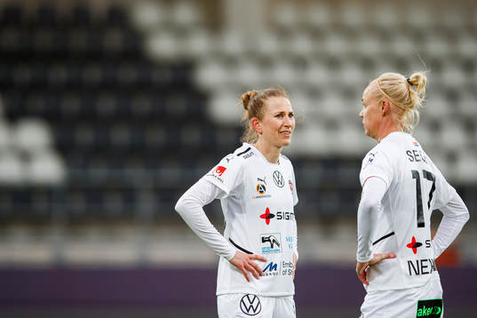 Rosengårds Emma Berglund och Caroline Seger deppar