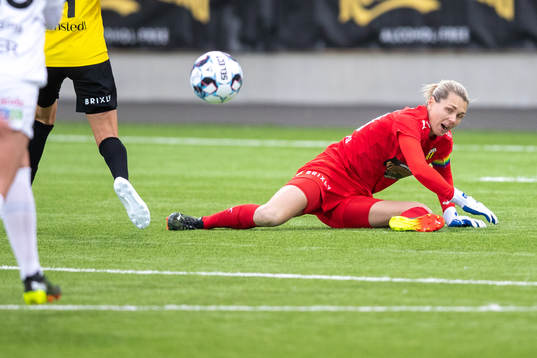 Häckens målvakt Jennifer Falk räddar med ansiktet