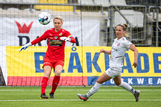 Häckens målvakt Jennifer Falk mot Rosengårds Jelena
