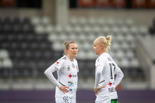 Rosengårds Emma Berglund och Caroline Seger deppar