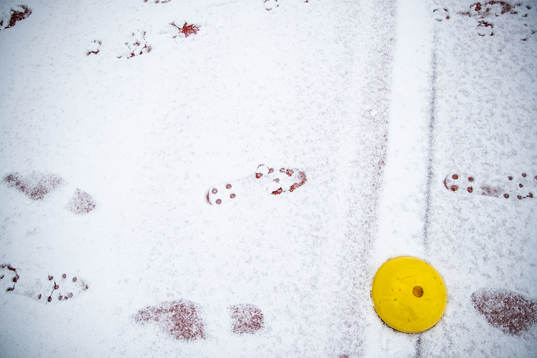 Avtryck från en fotbollsko i snö