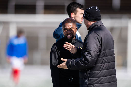 IFK Malmös Kofi Yeboah Addae i samtal med tränare Jan