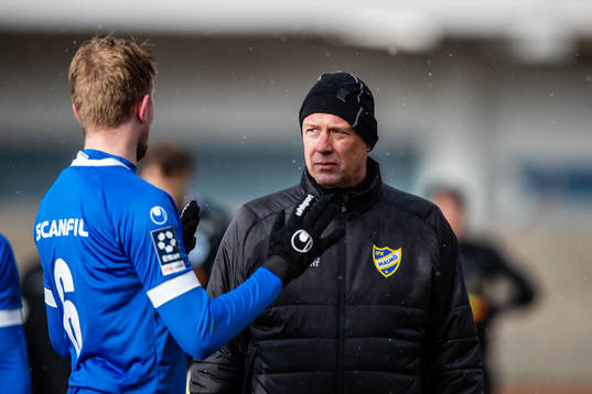 Åtvidabergs Adrian Pettersson i diskussion med IFK Malmös