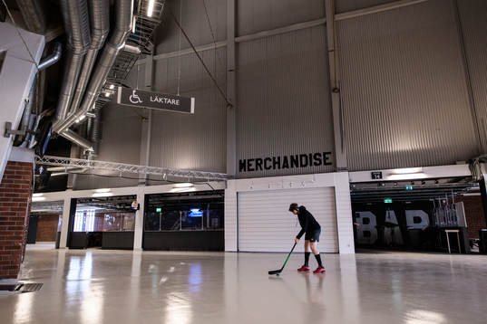 En spelare i Frölunda värmer upp