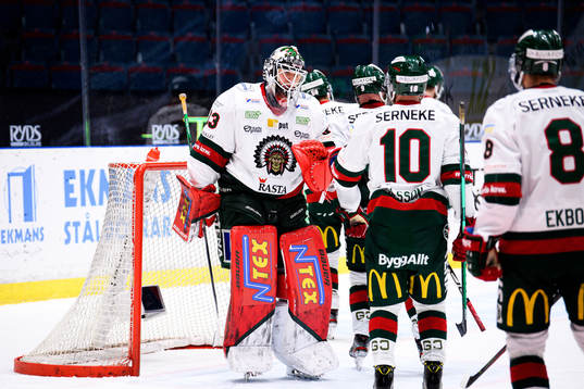 Frölundas målvakt Johan Mattsson jublar