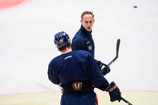 Djurgårdens Alexander Holtz och assisterande tränare