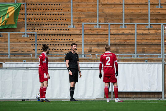 Piteås Joachim Olofsson reagerar på ett domslut av domare