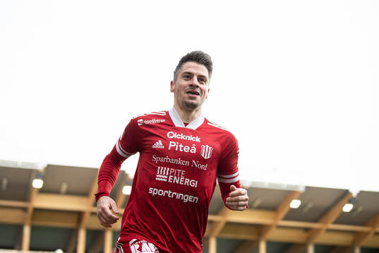 Piteås James Burgin jublar