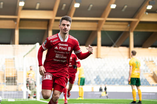Piteås James Burgin jublar