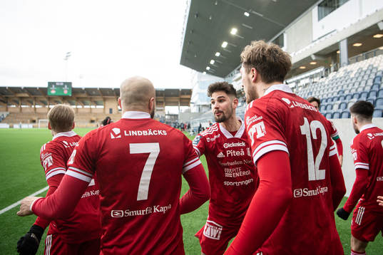 Piteås James Burgin jublar med lagkamrater