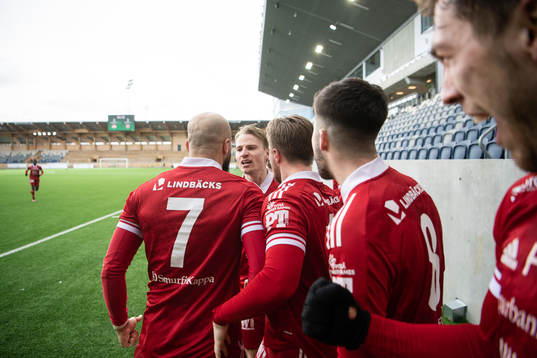 Piteås James Burgin jublar med lagkamrater