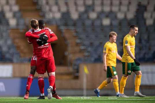 Piteås Modoumatarr Mbye och Fredrik Johansson jublar