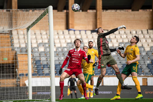 Piteås James Burgin gör 3-3 bakom Dalkurds målvakt