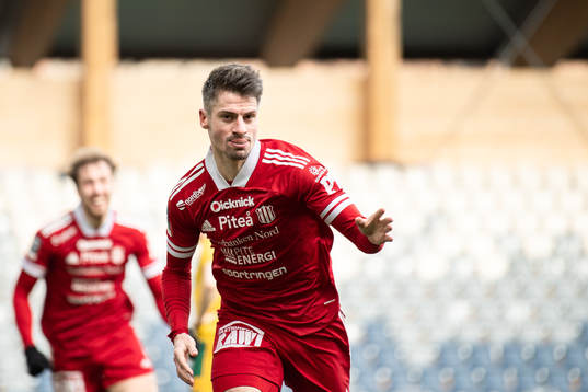 Piteås James Burgin jublar
