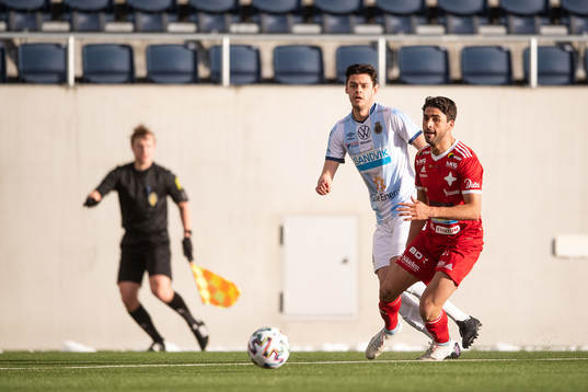 Gefles Kevin Persson och Luleås Yassine Assam