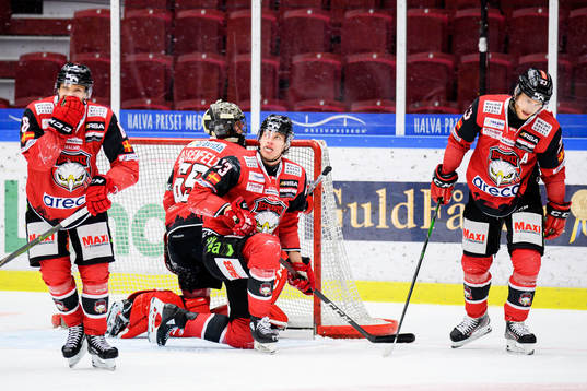 Malmö Redhawks Johan Olofsson , målvakt Oscar Alsenfelt ,