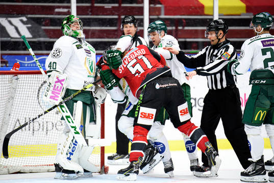 Färjestads Adam Ginning och Malmö Redhawks Emil Sylvegård
